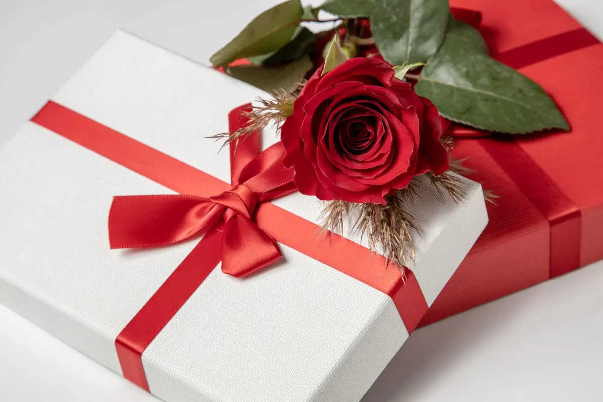 Flower and Chocolate Gift Sets Compared: Which Combination Suits Which Occasion?